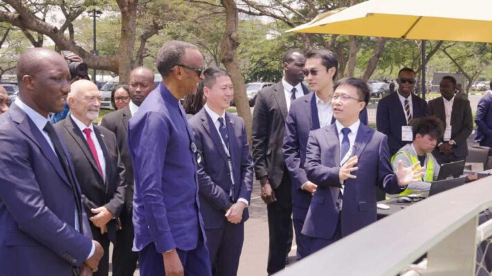 At the flight site, Rucheng Lu, Chief Engineer of EHang, introduces the features of the EH216-S to Rwandan President Paul Kagame, Rwandan Minister of Infrastructure Dr. Jimmy Gasore, Chinese Ambassador to Rwanda Wenqi Gao and other guests